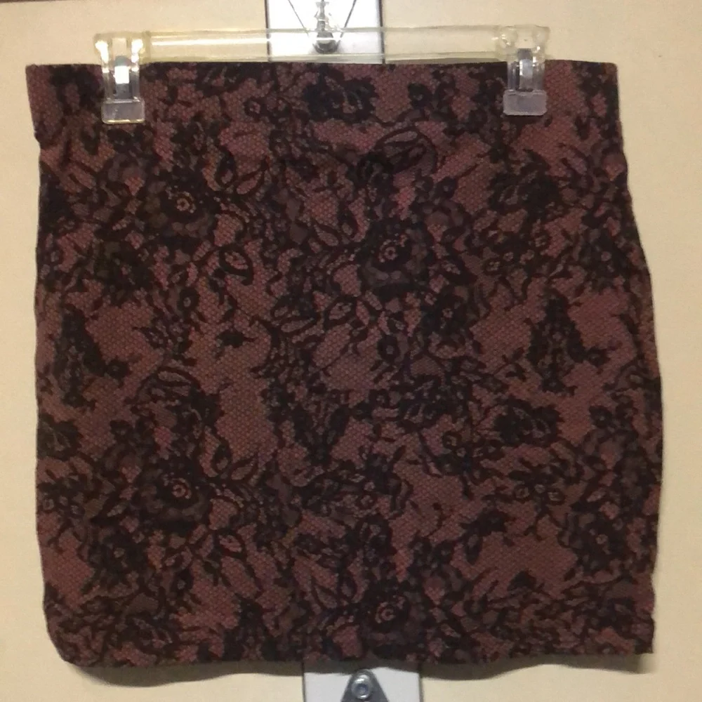 #1649 Forever 21 mini skirt lace pattern print Lg reddish brown and black - Picture 2 of 2